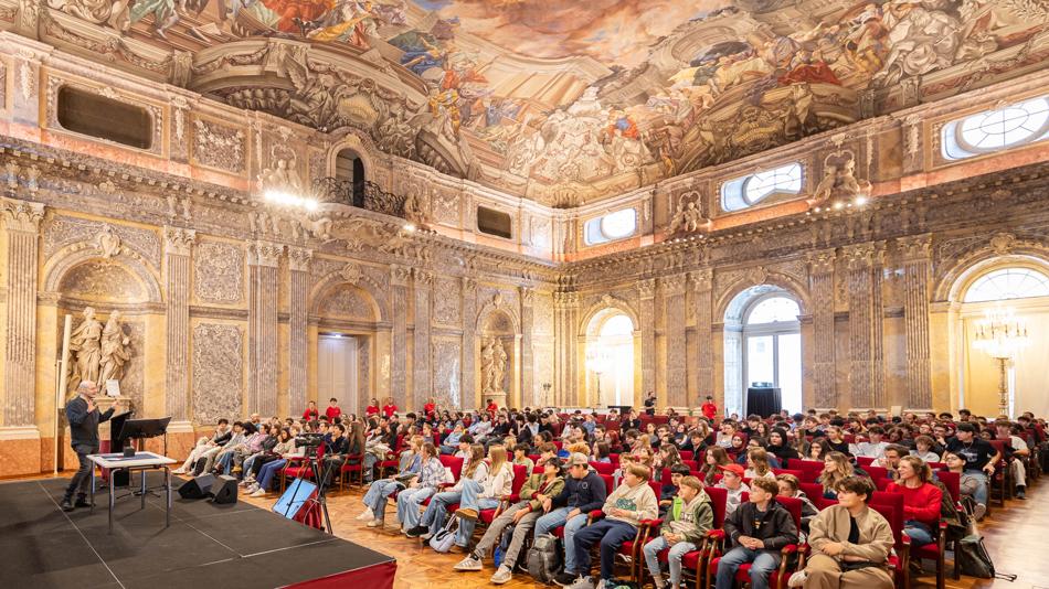 Schüler:innen schnuppern Quantenforschungsluft im Festsaal der ÖAW