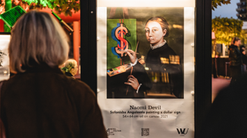 Vitrine mit Bild von Naomi Devil vor dem D1 Gebäude der WU