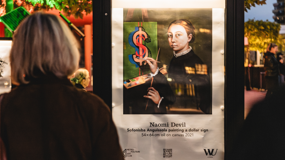 Vitrine mit Bild von Naomi Devil vor dem D1 Gebäude der WU