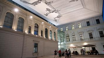 Die Bibliothek der Universität Graz nächtlich beleuchtet von außen