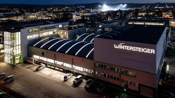 Blick auf das Hauptgebäude von WINTERSTEIGER