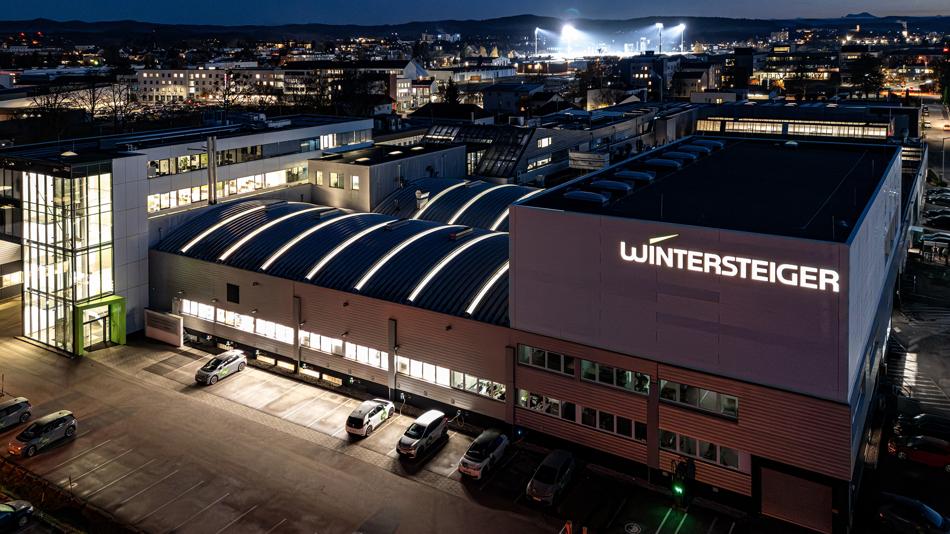 Blick auf das Hauptgebäude von WINTERSTEIGER