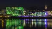 Ars Electronica Center mit aktivierter LED-Fassade
