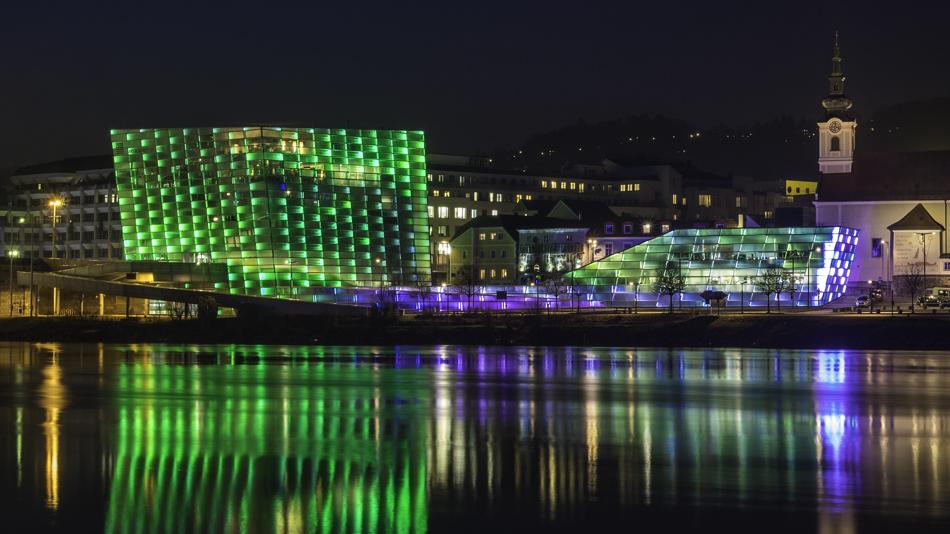 Ars Electronica Center mit aktivierter LED-Fassade