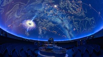Ein Blick in die Kuppel des Planetariums