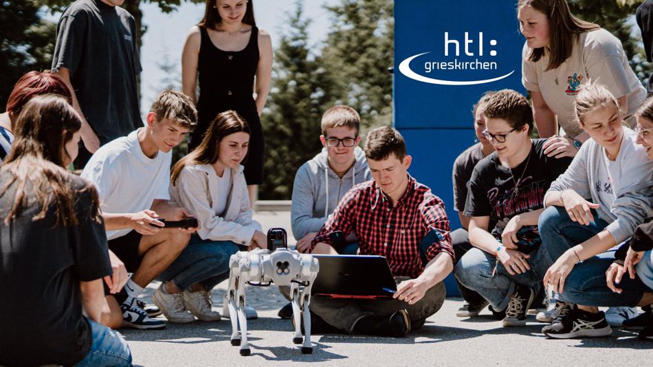 Schüler:innen der HTL arbeiten gemeinsam mit einem Roboterhund