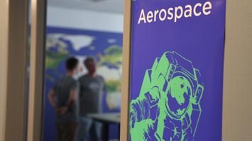 Bild zeigt ein Poster mit Aerospace Schriftzug und einem Astronauten