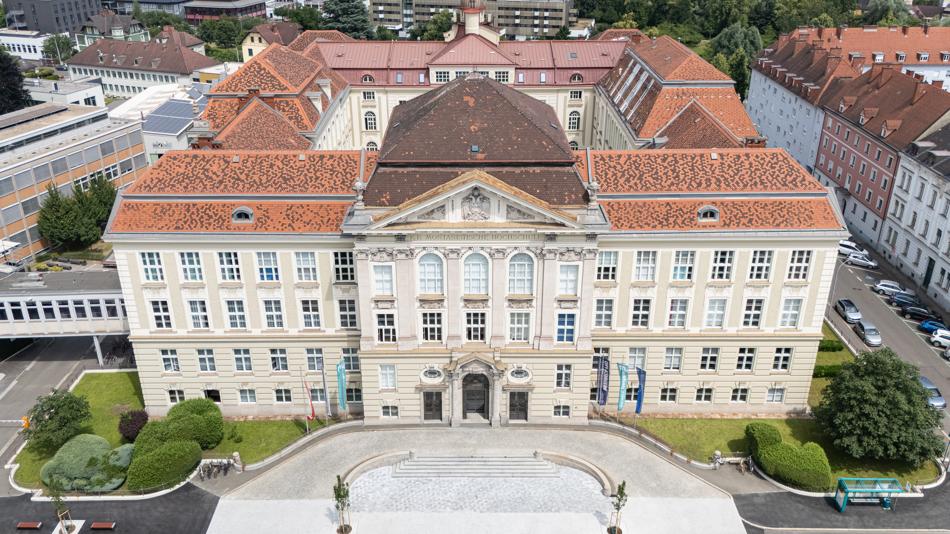 Drohnenaufnahme des Hautgebäudes der Montanuniversität Leoben