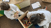 2 Kinder spielen mit Lego