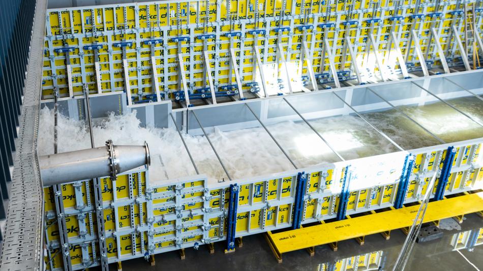 Große hydraulische Versuchsanlage mit Stahlrahmen und Wasserbecken zur Simulation von Strömungen