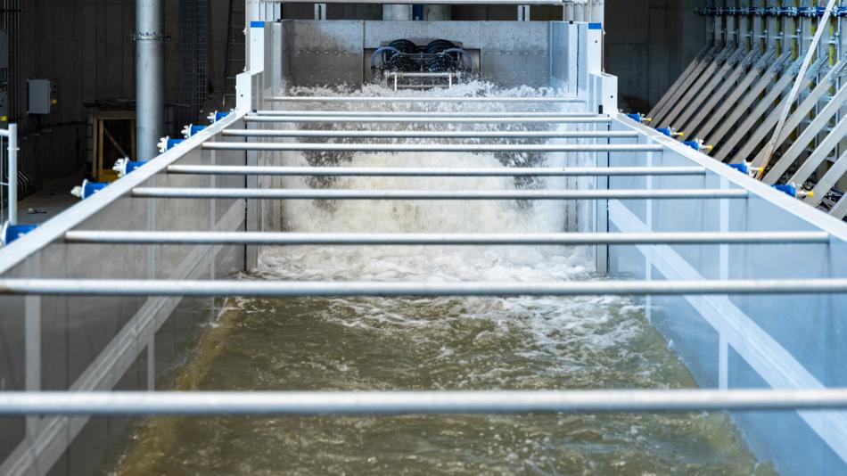 Langer Wasserkanal mit stark strömendem Wasser in einer Laborhalle