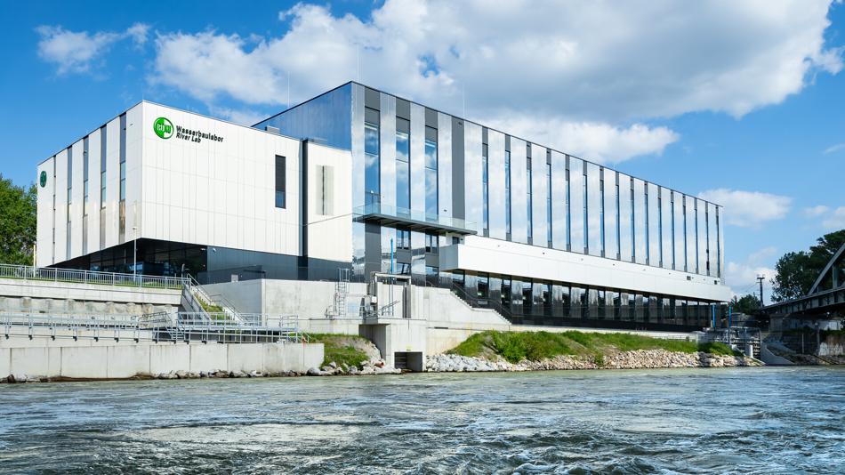 Modernes Laborgebäude direkt an der Donau mit großflächiger Glasfassade