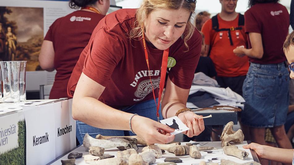 Junge Archäologin präsentiert ihre Forschung