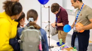 Interessierte Besuchende auf der Langen Nacht der Forschung