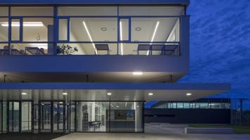 Schulgebäude bei Nacht