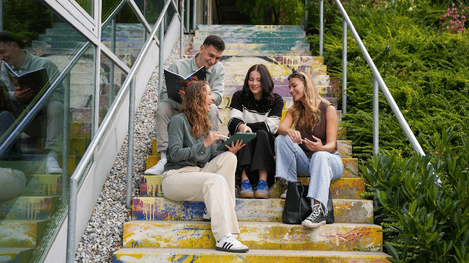 Eine Gruppe Studierender auf den Stufen