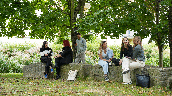 Eine Gruppe Studierender im Grünen am Campus Wieselburg