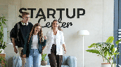 Eine Gruppe Studierender vor dem StartUp Center Wieselburg