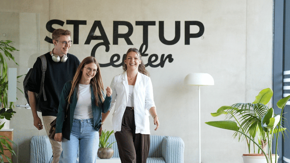 Eine Gruppe Studierender vor dem StartUp Center Wieselburg