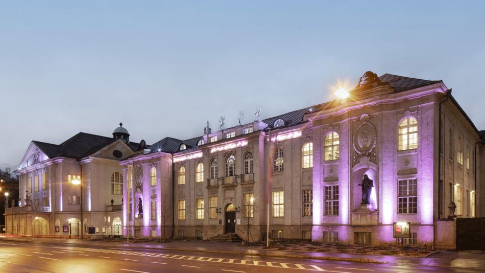 Internationale Stiftung Mozarteum, Fassade abends