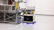 Autonomes Transportsystem für Probentransport an einer mechanischen Übergabestation.