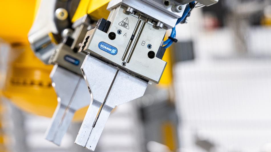 Nahaufnahme eines Robotergreifers, welcher eine Probe hält.