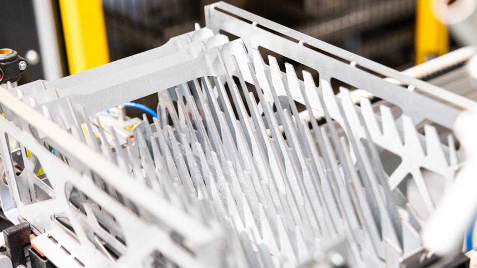 Metallische Transportbox für Stahlproben mit drei eingelegten Proben in den Halterungen.