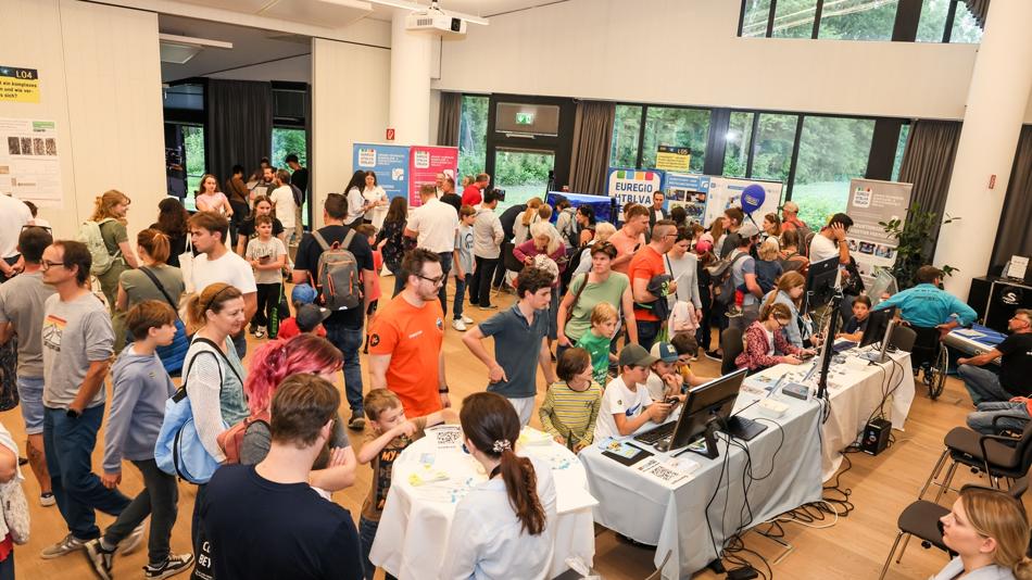 Besucher:innen bei der Langen Nacht der Forschung