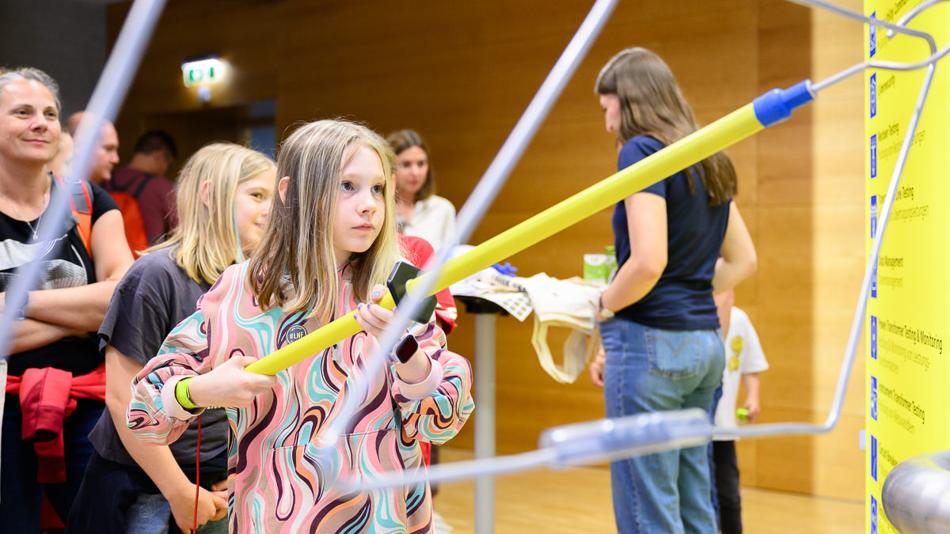 Mädchen bei einem Geschicklichkeitsspiel