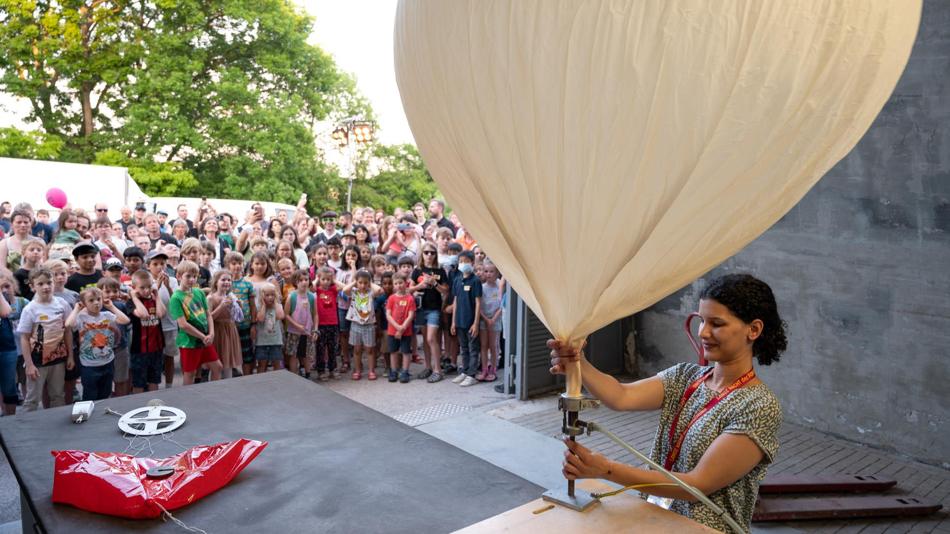 Riesiger Wetterballon wird vor Publikum aufgeblasen