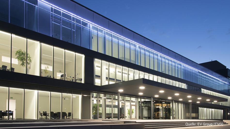 Hauptgebäude bei Nacht