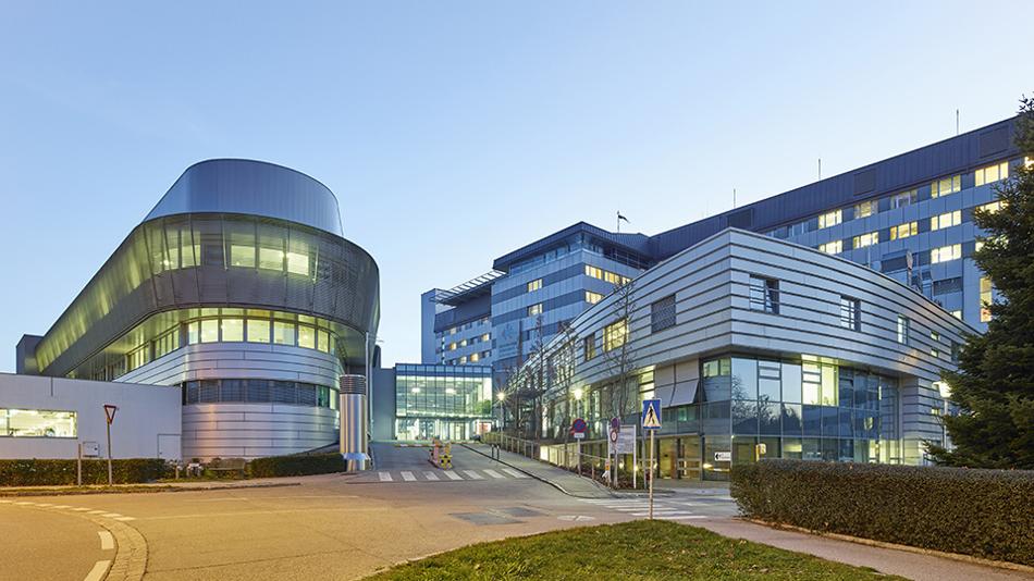 Außenaufnahme KH BHS Ried bei Nacht