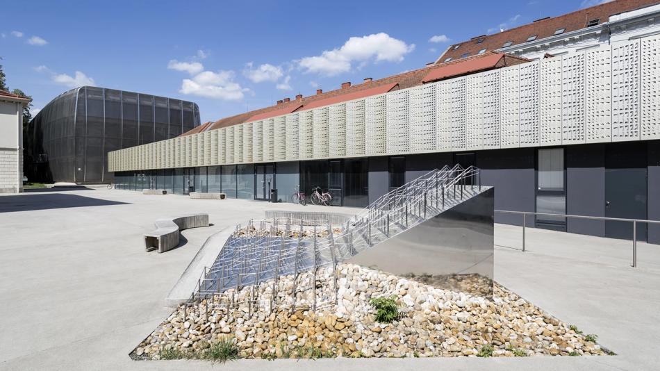 Theater im Palais (T.i.P), im Hintergrund das MUMUTH