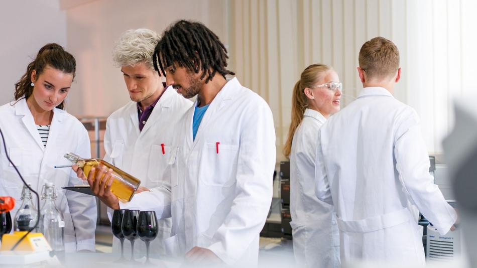 MCI: Studierende im Labor