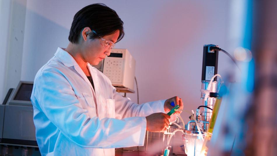 MCI: Student im Labor