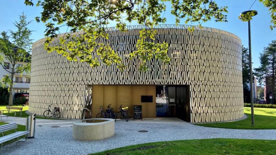 Stadtbibliothek Eingang und Park