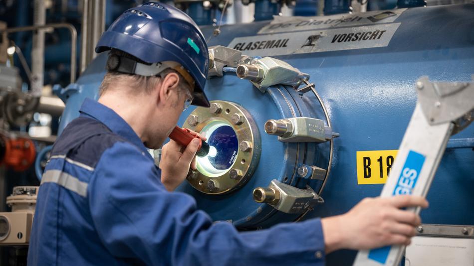 Prozessüberprüfung in der Wirkstoffproduktion durch das Schauglas im Inneren der Anlage.