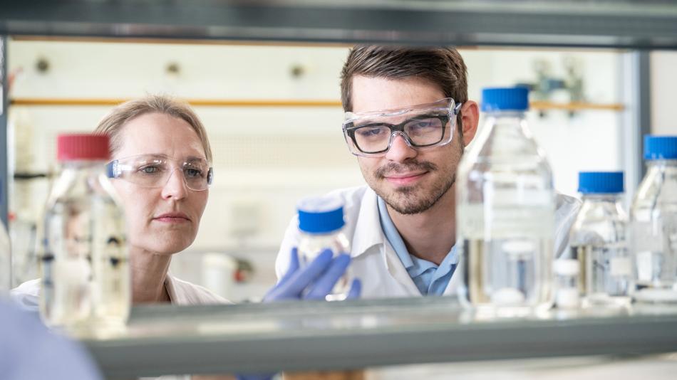 Überprüfung der Proben im Labor