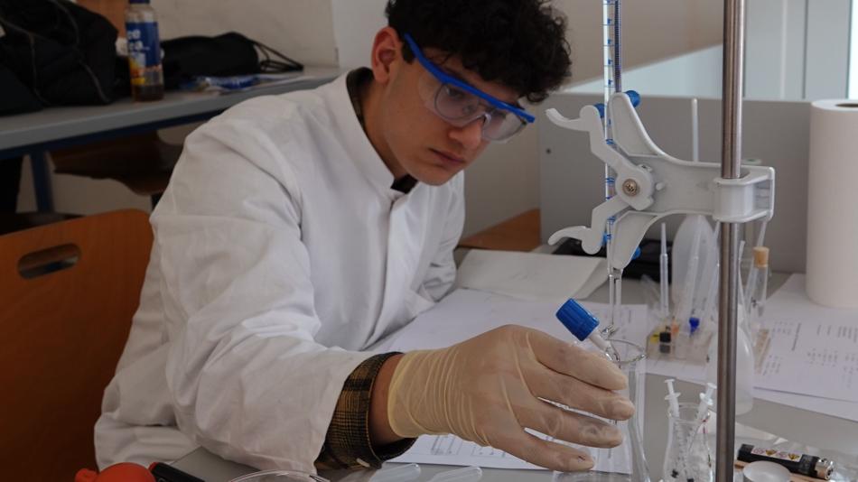 Schüler am Titrieren