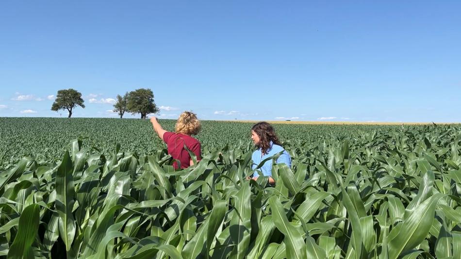 Brewcycle mit Bäuerin auf Feld
