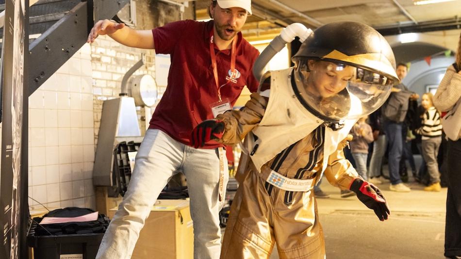 Kinderraumanzüge Education Workshop