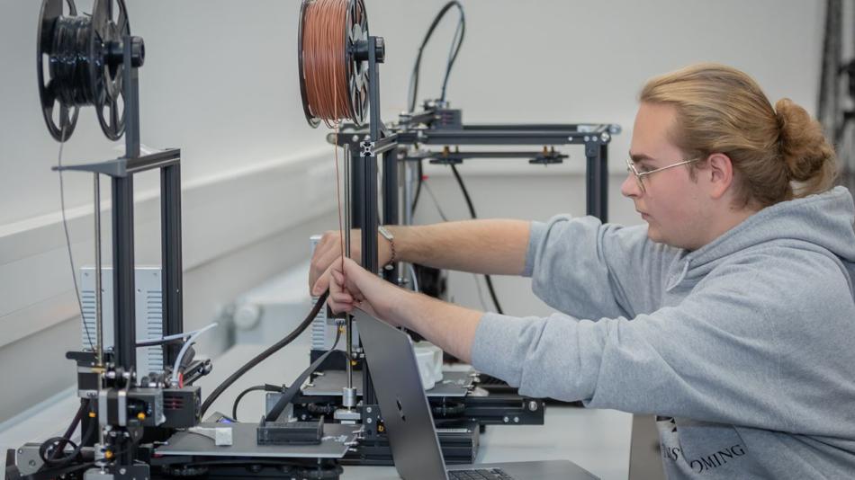 Robotiker bei der Arbeit am 3D-Drucker