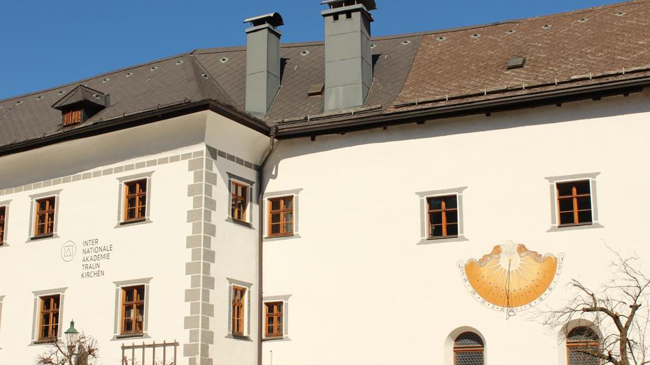 Eingang Internationale Akademie Traunkirchen vom Klosterplatz