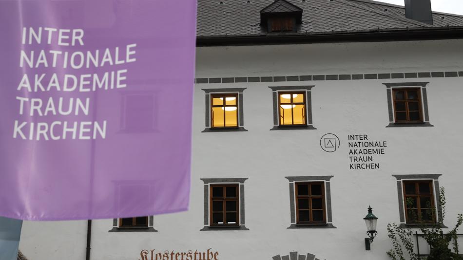 Eingang Internationale Akademie Traunkirchen vom Klosterplatz