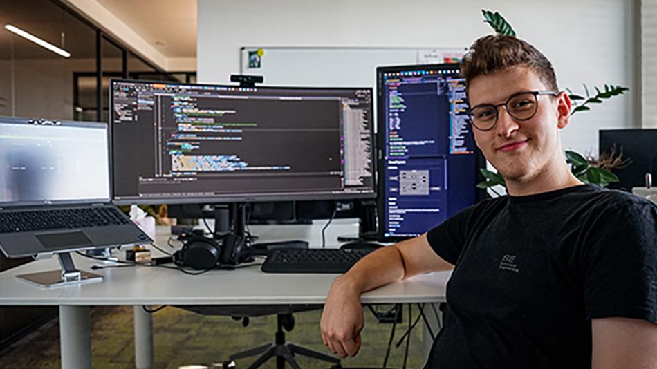 Softwaerentwickler am Arbeitsplatz