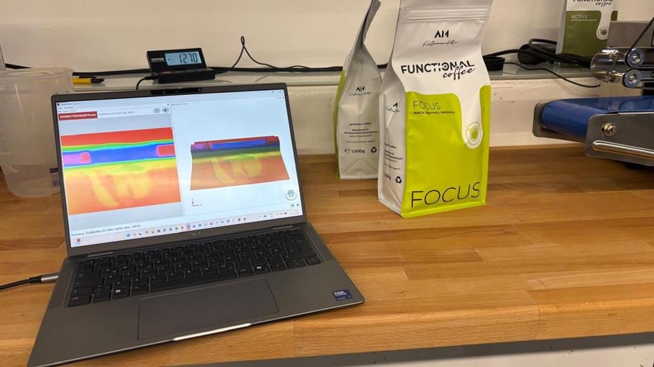 Laptop mit Software und Packung Kaffeebohnen