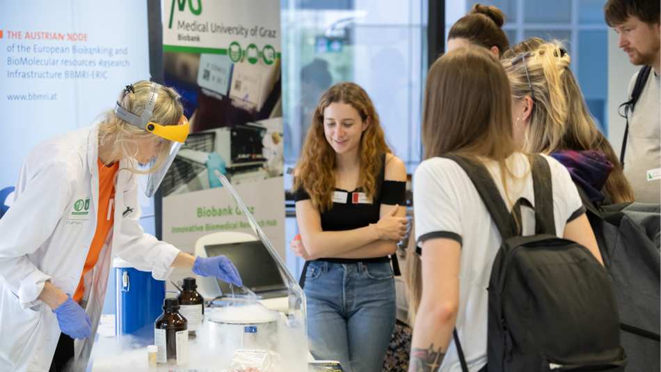 Wie werden Proben für die Biobank vorbereitet? Zuschauen und selbst ausprobieren!