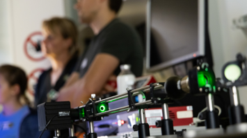 Im Laser-Labor erfährt man, wie Nanopartikel sichtbar gemacht werden.