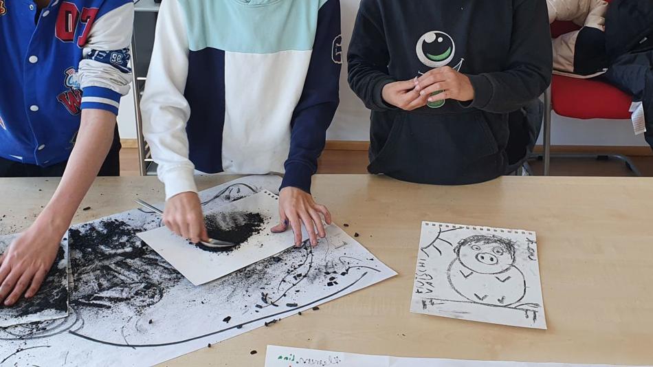 Zeichnen mit der selbst gemachten Biokohle