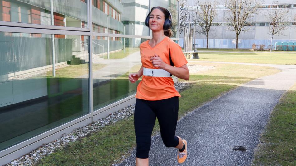 Laufgurt; laufende Frau